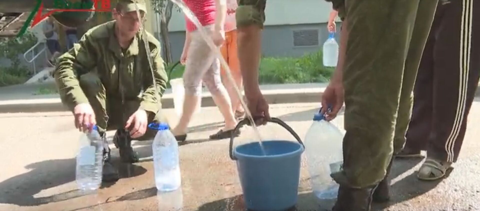 Военные подключились к подвозу питьевой воды в Минск - видео - Sputnik Беларусь, 1920, 26.06.2020