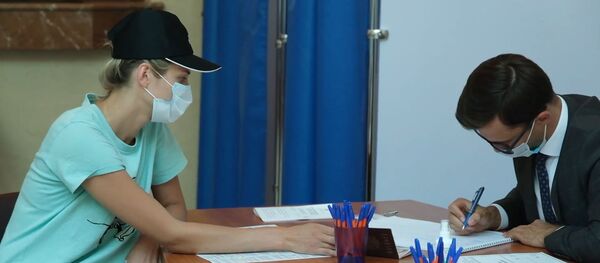 Россияне голосуют в Минске по поправкам в Конституцию в РФ, видео - Sputnik Беларусь