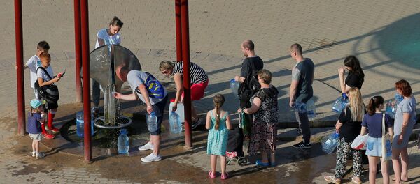 Минчане в очереди за водой - Sputnik Беларусь