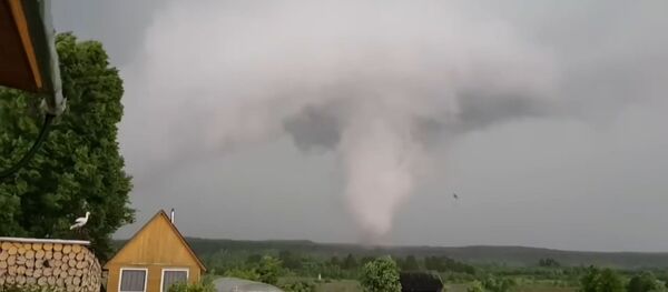 Гигантский смерч высотой с многоэтажку наблюдали россияне - Sputnik Беларусь