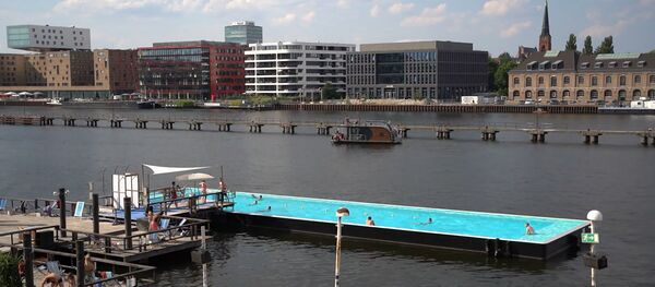 Как берлинцы превращают жару в удовольствие: открытый бассейн на реке Как берлинцы превращают жару в удовольствие: открытый бассейн на реке - Sputnik Беларусь