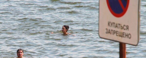 Горожане купаются под знаком Купаться запрещено - Sputnik Беларусь