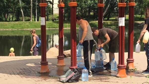 Минчане по-прежнему встраиваются за питьевой водой - Sputnik Беларусь