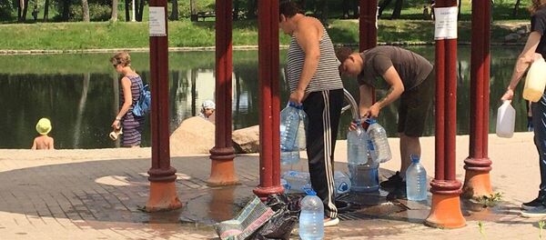 Минчане по-прежнему встраиваются за питьевой водой - Sputnik Беларусь