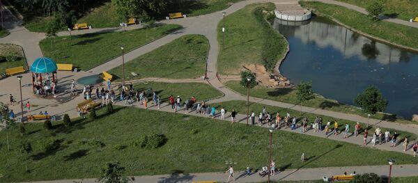 Люди стоят в очереди за питьевой водой в Минске - Sputnik Беларусь