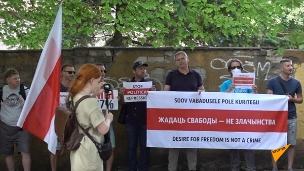 Акции солидарности прошли в Риге и Таллинне у зданий белорусских посольств - Sputnik Беларусь
