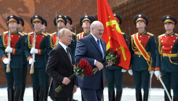 Владимир Путин и Александр Лукашенко во время церемонии возложения венка к Ржевскому мемориалу - Sputnik Беларусь