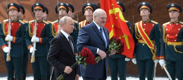 Владимир Путин и Александр Лукашенко во время церемонии возложения венка к Ржевскому мемориалу Владимир Путин и Александр Лукашенко во время церемонии возложения венка к Ржевскому мемориалу - Sputnik Беларусь