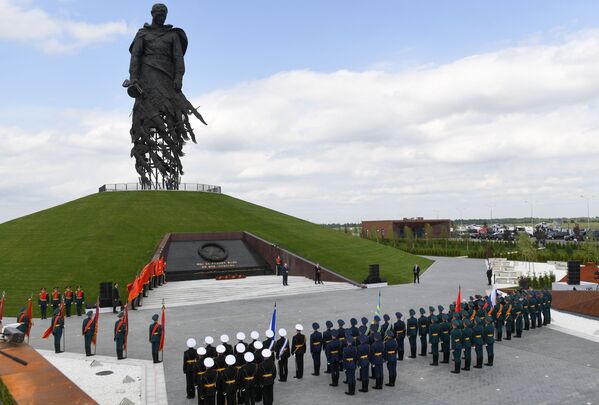 Церемония открытия Ржевского мемориала Советскому солдату была запланирована на 9 мая, но из-за коронавируса ее перенесли на 30 июня - Sputnik Беларусь