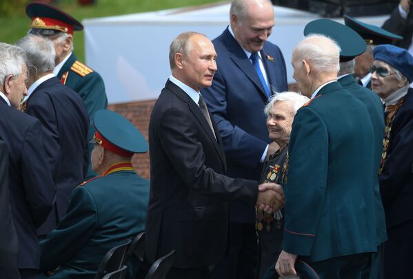 Во время церемонии президенты пообщались с ветеранами - Sputnik Беларусь