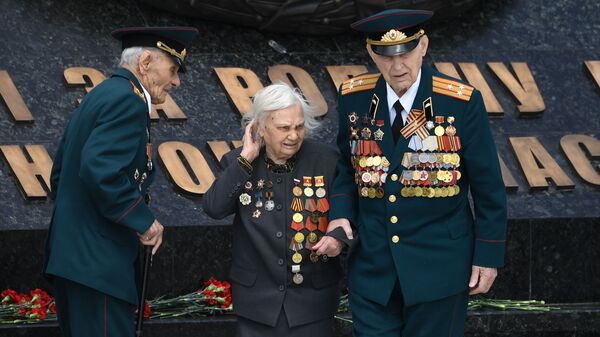Ветераны Великой отечественной войны во время церемонии возложения венка к Ржевскому мемориалу Советскому солдату - Sputnik Беларусь