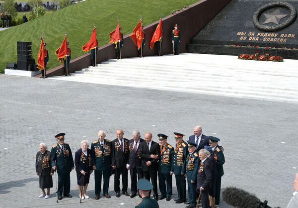 Владимир Путин и Александр Лукашенко сфотографировались с ветеранами на память - Sputnik Беларусь