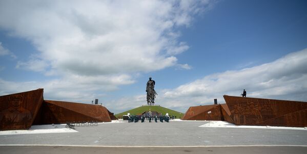 Мемориал получился внушительным: центральная скульптура имеет высоту порядка 25 метров и стоит на 10-метровом кургане - Sputnik Беларусь