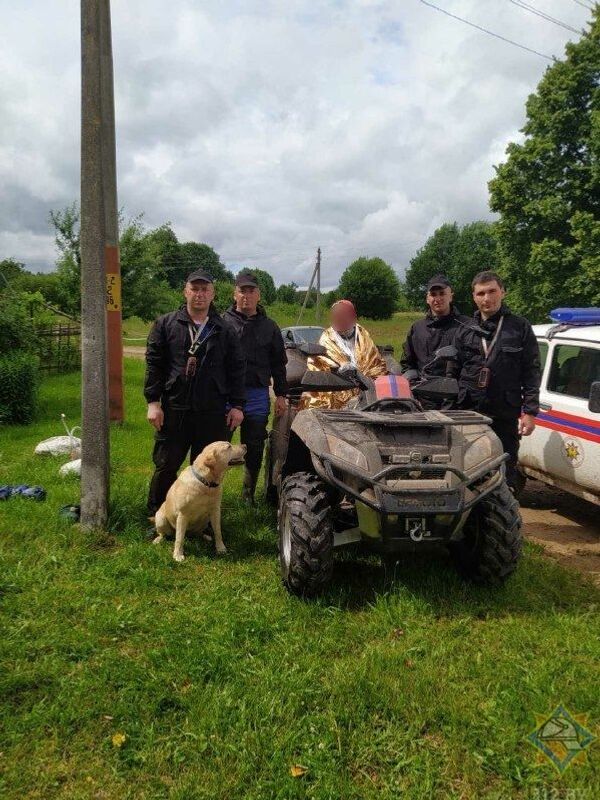 Пожилая женщина трое суток провела в лесу, пока ее не нашли спасатели Пожилая женщина трое суток провела в лесу, пока ее не нашли спасатели - Sputnik Беларусь