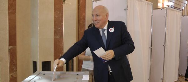 Пасол РФ Дзмітрый Мезенцаў прыняў удзел у галасаванні па папраўках у Канстытуцыю Пасол РФ Дзмітрый Мезенцаў прыняў удзел у галасаванні па папраўках у Канстытуцыю - Sputnik Беларусь