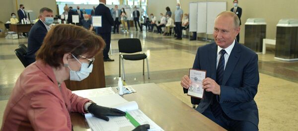 Президент Владимир Путин во время голосования по вопросу одобрения изменений в Конституцию РФ - Sputnik Беларусь