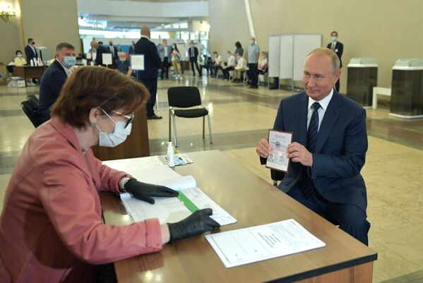 Президент Владимир Путин проголосовал на избирательном участке на избирательном участке №2151 в здании Российской академии наук  - Sputnik Беларусь