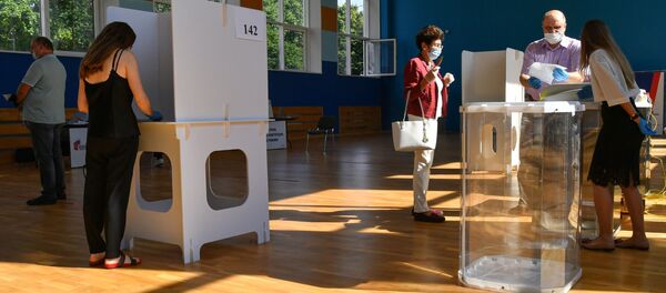 Голосование по внесению поправок в Конституцию РФ в Москве - Sputnik Беларусь