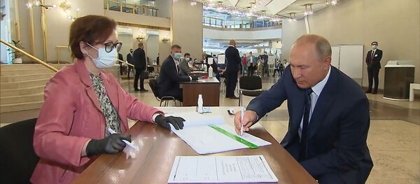 Видеофакт: Путин проголосовал по поправкам в Конституцию России - Sputnik Беларусь