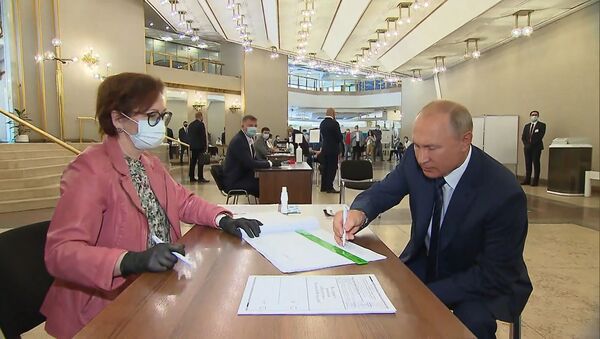 Видеофакт: Путин проголосовал по поправкам в Конституцию России - Sputnik Беларусь