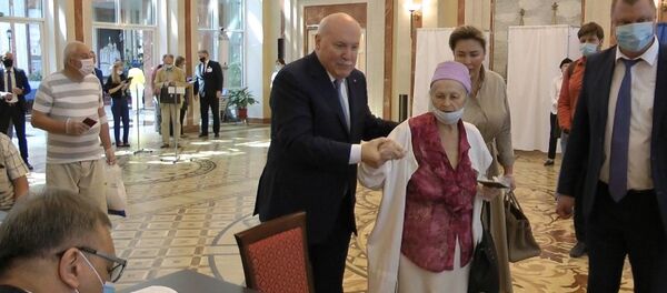 Трогательный момент на голосовании: посол РФ помог бабушке дойти до участка Трогательный момент на голосовании: посол РФ помог бабушке дойти до участка - Sputnik Беларусь