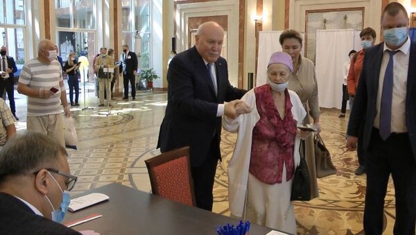 Трогательный момент на голосовании: посол РФ помог бабушке дойти до участка - Sputnik Беларусь