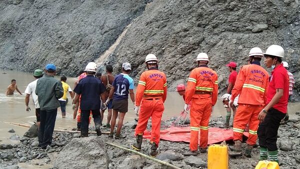 Поисково-спасательная операция на месте схода оползня в Мьянме - Sputnik Беларусь