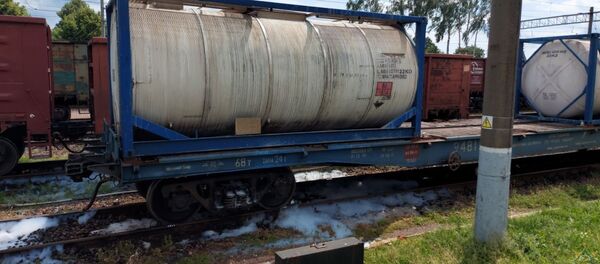 Спасатели ликвидировали утечку едкого натрия из цистерны в Смолевичах Спасатели ликвидировали утечку едкого натрия из цистерны в Смолевичах - Sputnik Беларусь