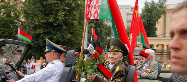 Шэсце, ускладанне, ветэраны: Дзень Незалежнасці адзначылі ў Мінску - відэа Шэсце, ускладанне, ветэраны: Дзень Незалежнасці адзначылі ў Мінску - відэа - Sputnik Беларусь