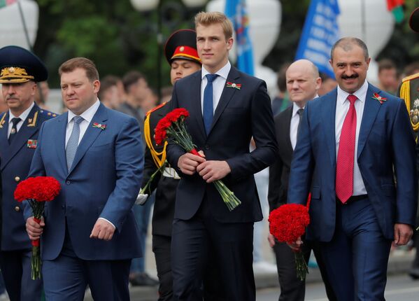 Сыновья президента Дмитрий, Николай и Виктор прошли возглавили колонну  - Sputnik Беларусь