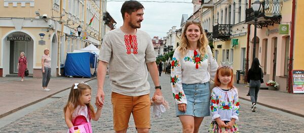 С самого утра в городе можно было встретить гродненцев в вышиванках - Sputnik Беларусь