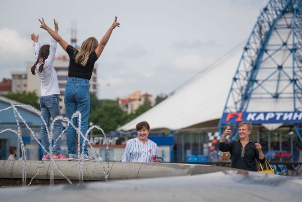 Во всех районах столицы развернулись праздничные площадки, но самая большая в центре - у Дворца спорта - Sputnik Беларусь