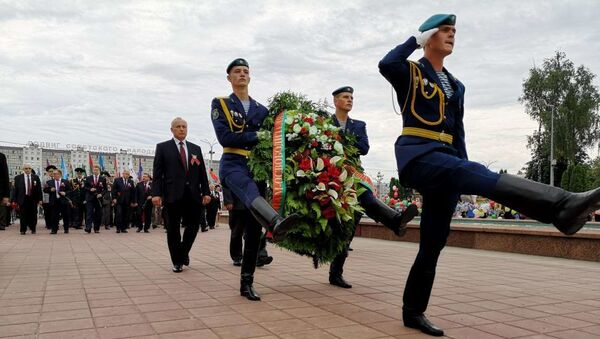 Власти города возложили цветы к монументу Три штыка - Sputnik Беларусь