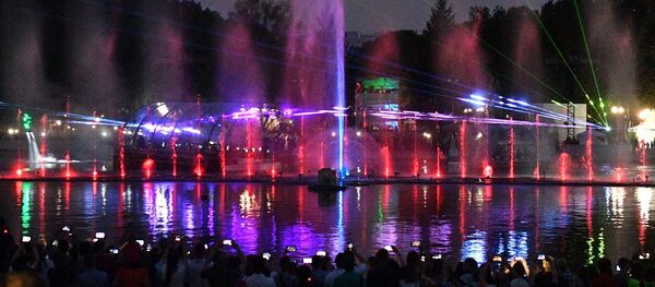 Фонтан - подарок российского Сбербанка. На его открытие специально приехал глава банка Герман Греф - Sputnik Беларусь