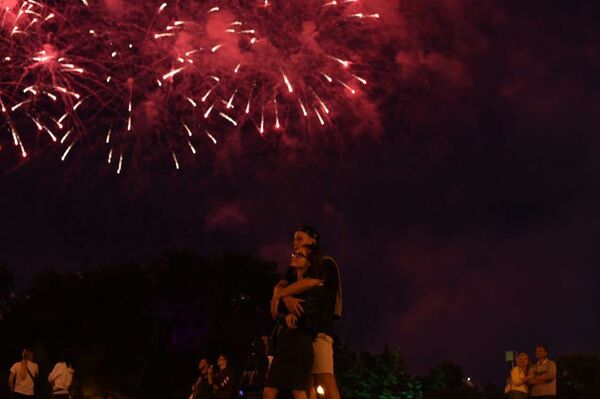 Праздничный фейерверк запустили в Минске – как это было? - Sputnik Беларусь