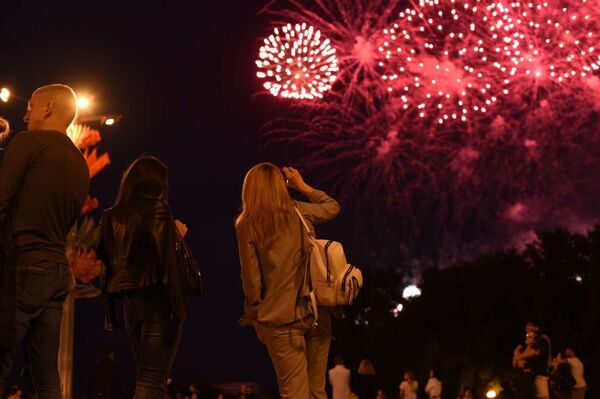 Праздничный фейерверк запустили в Минске – как это было? - Sputnik Беларусь