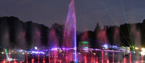Набережная заиграла новыми красками: в Минске открыли мультимедийный фонтан - Sputnik Беларусь