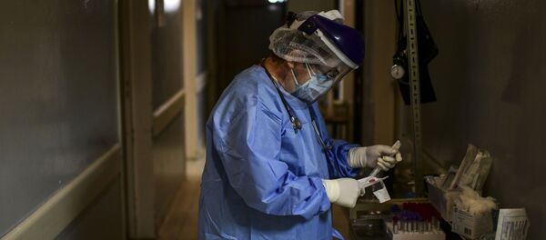 Врач с тестом на коронавирус - Sputnik Беларусь