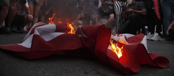 Флаг США горит возле Белого дома на участке 16-й улицы, который был переименован в Black Lives Matter Plaza, в субботу, 4 июля 2020 года, в Вашингтоне - Sputnik Беларусь