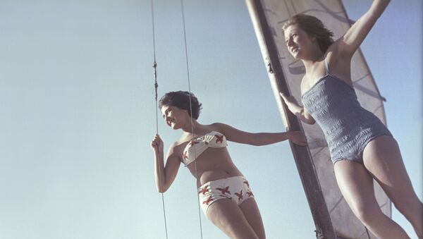 Девушки в купальниках во время прогулки на яхте - Sputnik Беларусь