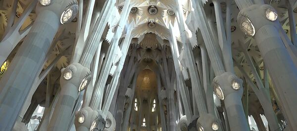 Саграда Фамилия в Барселоне снова открыт - первыми пришли врачи - Sputnik Беларусь