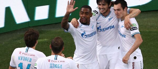 Игроки Зенита радуются забитому мячу Игроки Зенита радуются забитому мячу - Sputnik Беларусь
