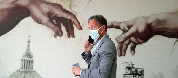 Человек в защитной маске в аэропорту Фьюмичино - Sputnik Беларусь