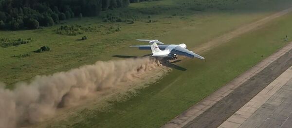 Взлет и посадка на грунт: как тренируется экипаж тяжеловеса Ил-76 - видео - Sputnik Беларусь