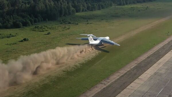 Взлет и посадка на грунт: как тренируется экипаж тяжеловеса Ил-76 - видео - Sputnik Беларусь