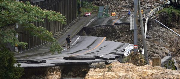 Размытая из-за ливней дорога в Японии Размытая из-за ливней дорога в Японии - Sputnik Беларусь