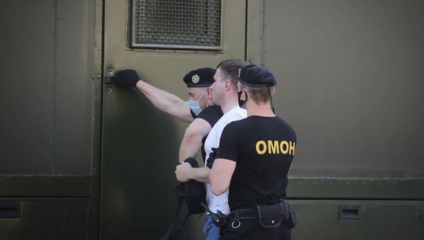 Задержание участника несанкционированной акции в Минске - Sputnik Беларусь