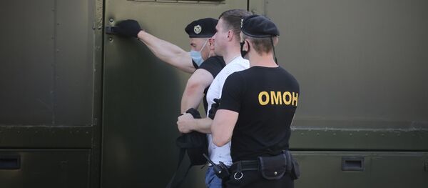 Задержание участника несанкционированной акции в Минске - Sputnik Беларусь