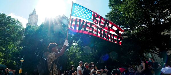 Протестующие у здания мэрии в Нью-Йорке - Sputnik Беларусь