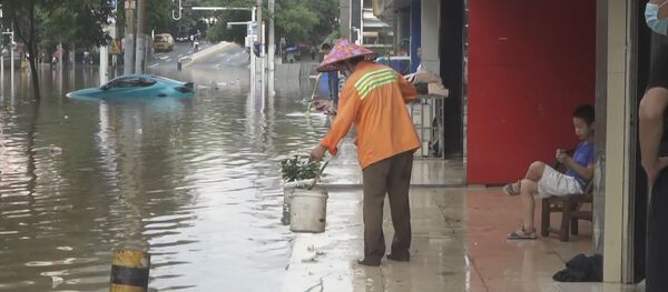 Стихия в Ухане: проливные дожди затопили город - видео - Sputnik Беларусь